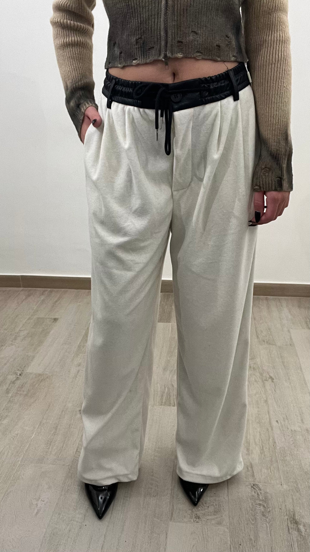Pantalone di lana                                   Con bustino di ecopelle