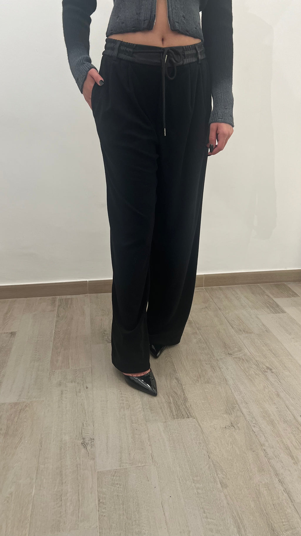 Pantalone di lana                                       Con bustino di ecopelle